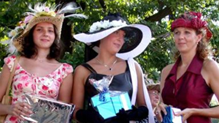 V nedeľu 8. júna na turf-gala v klobúku! - dostihy_klobuky