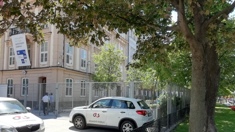 Plot pred americkou ambasádou