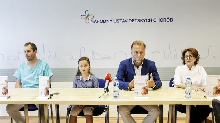 Primár Kliniky detskej chirurgie LF UK a Národného ústavu detských chorôb (NÚDCH) Igor Béder, generálny riaditeľ NÚDCH Ladislav Kužela a prednostka Detskej kliniky LF UK a NÚDCH Ľudmila Podracká