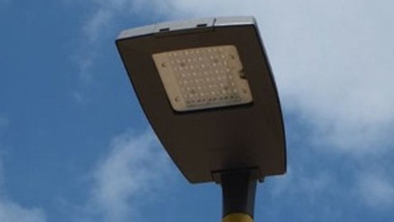 Vrakuňa má nové osvetlenie s led svietidlami na solárnu energiu - lampa