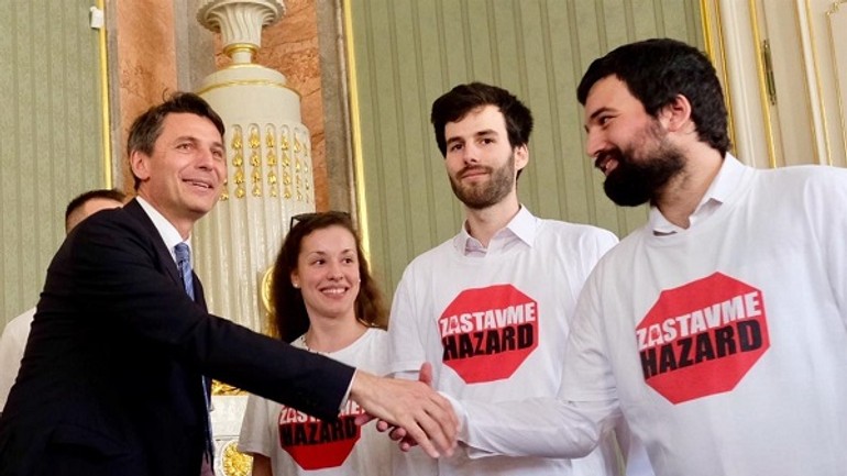 Hlavné mesto pri zákaze hazardu neustúpi protestom prokurátora - Hazard