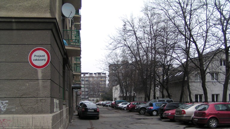 Starší obyvatelia sa boja, že ich vo dvore zrazí auto - Jelacicova1