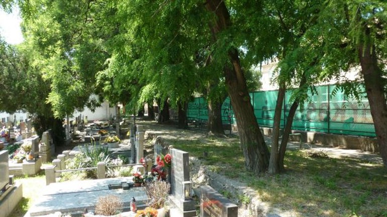 V rači rozšíria cintorín, pribudne priestor na hroby aj urnové miesta - raca_cintorin