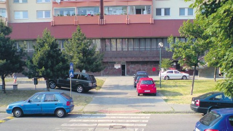 Na farského jazdia vodiči cez priechod - Farskeho1