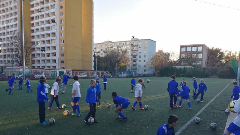 Mladí futbalisti pri tréningu