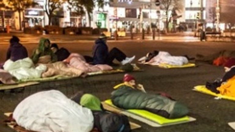 Pred starou tržnicou si možno opäť vyskúšať, aké je to spať vonku - bezdomovci_ulica