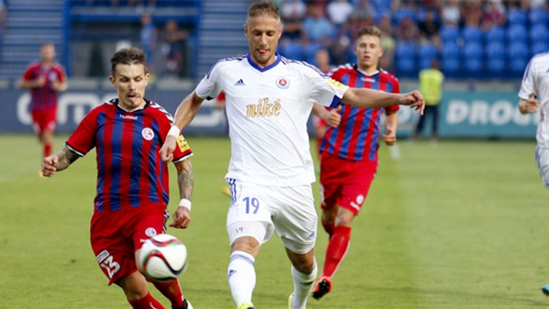 Futbalisti slovana v senici opäť len remízovali 1:1 - senica_skslovan
