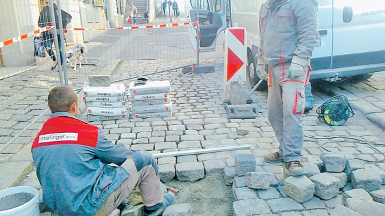 Dlažba potrebuje ustavičnú údržbu - 201520_pamatnik