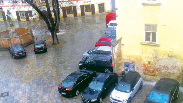 Na námestí parkujú autá, samospráva sa bezmocne prizerá - Frantiskanske1