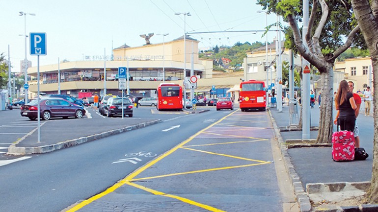 Pred stanicou je už upravenejšie - stanica_upravy1
