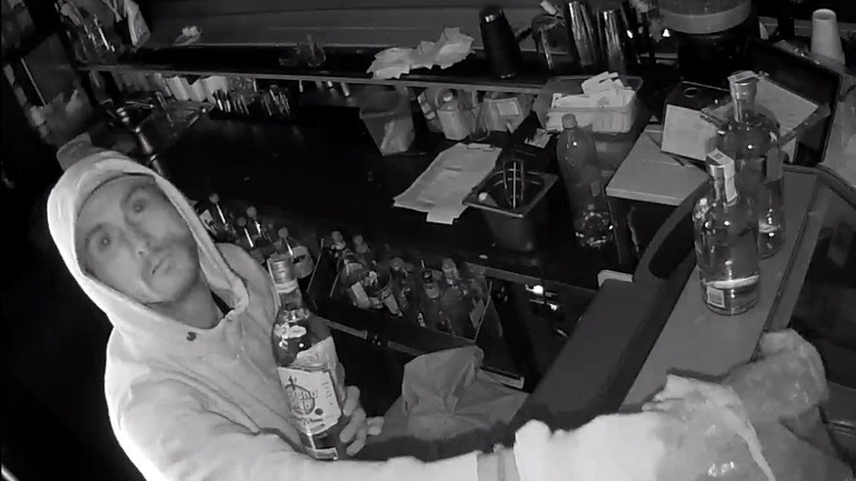 Nočný návštevník kaviarne