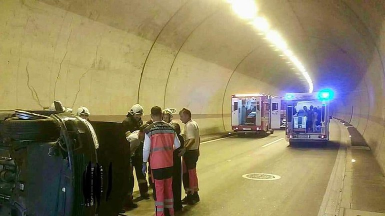 Prevrátené auto v tuneli Sitina