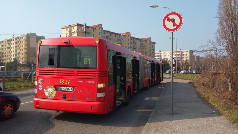 Kolízia autobusu linky č. 61