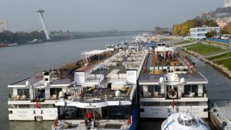 Plavba na dunaji bola zastavená, v prístave uviazli lode - dunaj_pristav