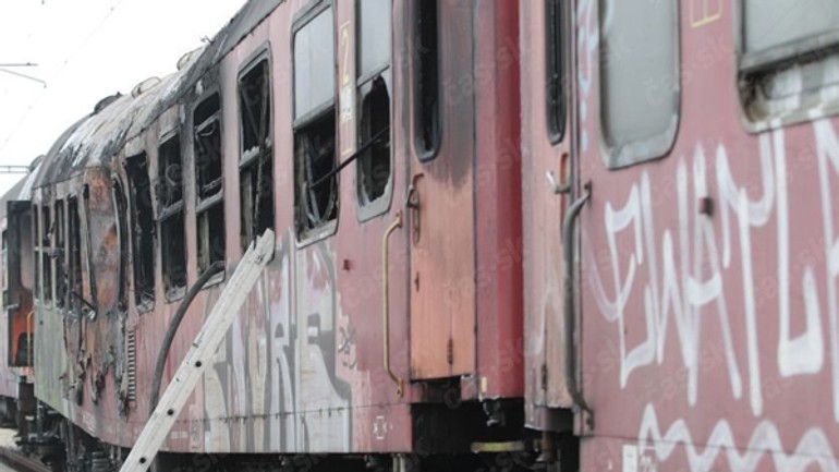 Včera v rači zhoreli osobné železničné vozne - vagon_poziar