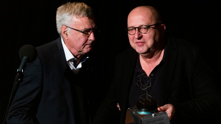 Na snímke zľava herec Dušan Jamrich a režisér Roman Polák s cenou počas galavečera odovzdávania Ceny Akadémie za divadelnú inscenáciu
