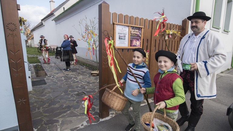 Šibači prichádzajú na tradičný Veľkonočný pondelok vo Vajnorskom ľudovom dome