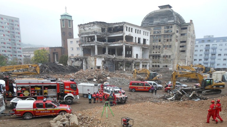V ruinách pivovaru stein cvičili hasiči a záchranári - stein_hasici1