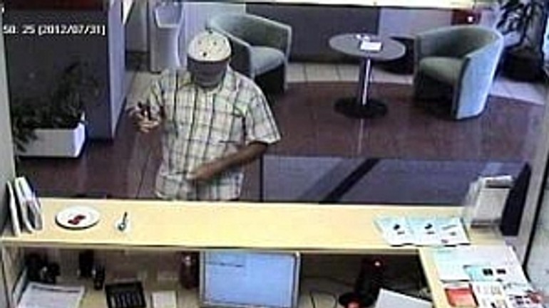 Polícia pátra po mužovi, ktorý prepadol banku na "duláku" - Lupic dulak1