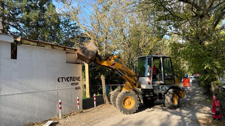 čierna stavba Kralevich búranie