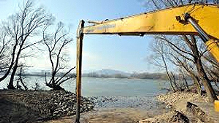 Devínske rameno konečne nebude pravidelnou liahňou komárov - rameno_bager