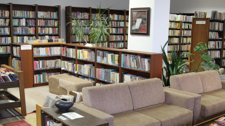 knižnica v Karlovej Vsi