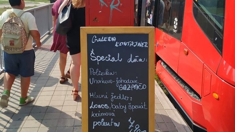 Reklama na zastávke MHD