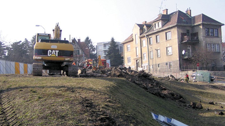 Na streleckej ulici začali stavať garáže - Strelecka1