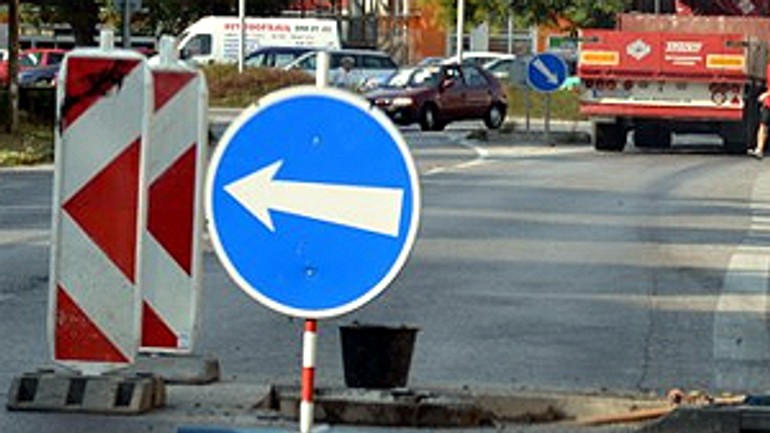 Riazanská ulica je čiastočne uzavretá - praca_na_ceste