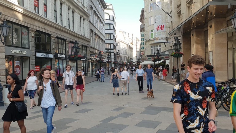 Váci utca v sobotu napoludnie