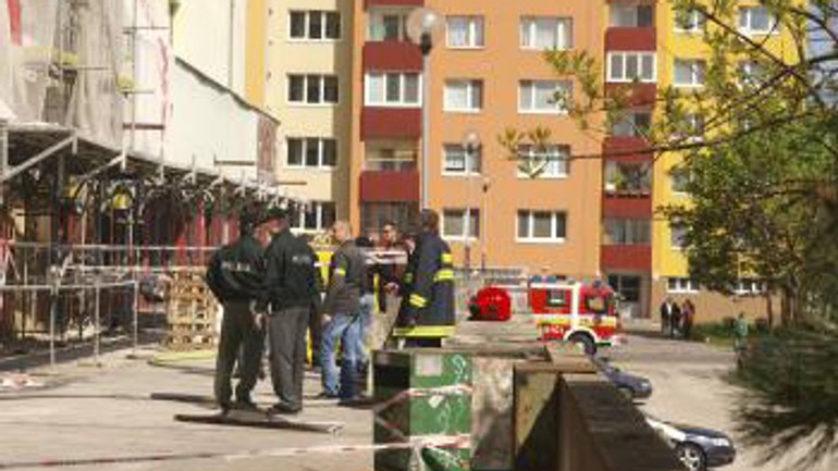 Muž po páde z horiaceho bytu je v kritickom stave - petrzalka_pad