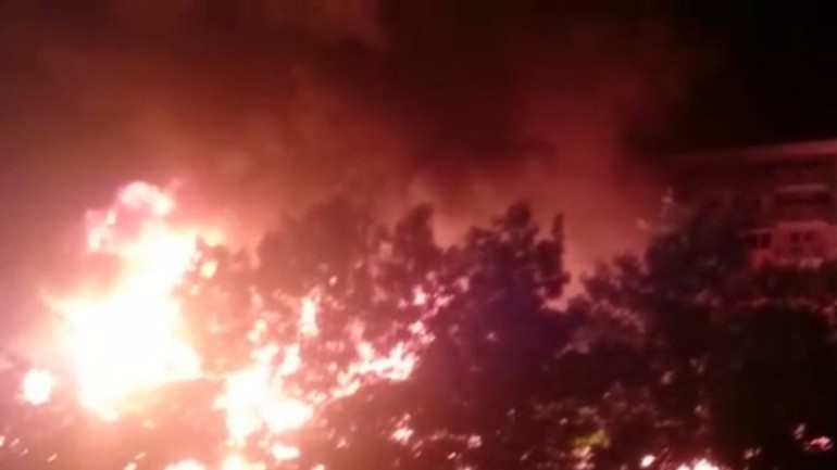 Obrovský požiar zachvátil budovu v karlovej vsi - poziar_molecova