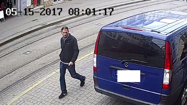 Nepoznáte tohto muža? z auta ukradol hotovosť 7400 euro! - Zlodej01