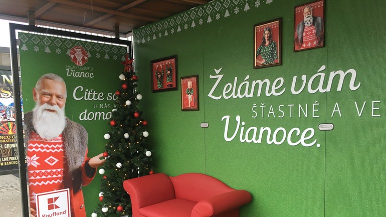 Zastávka Kaufland vianočná obývačka