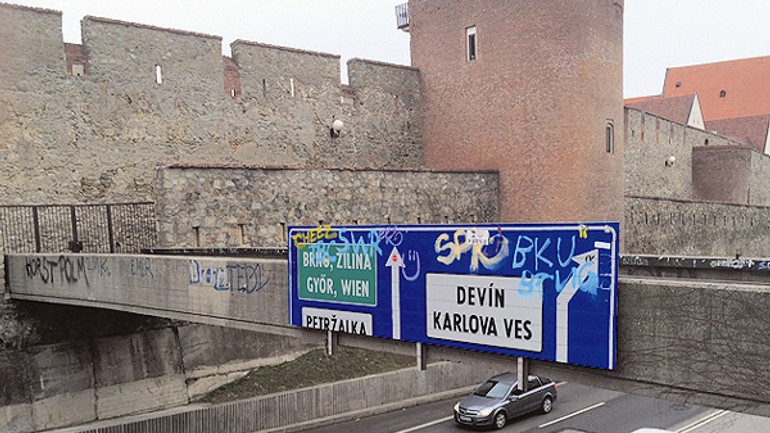 Sprejeri počmárali dopravnú značku, mesto to vyčistí až po upozornení - staromestska