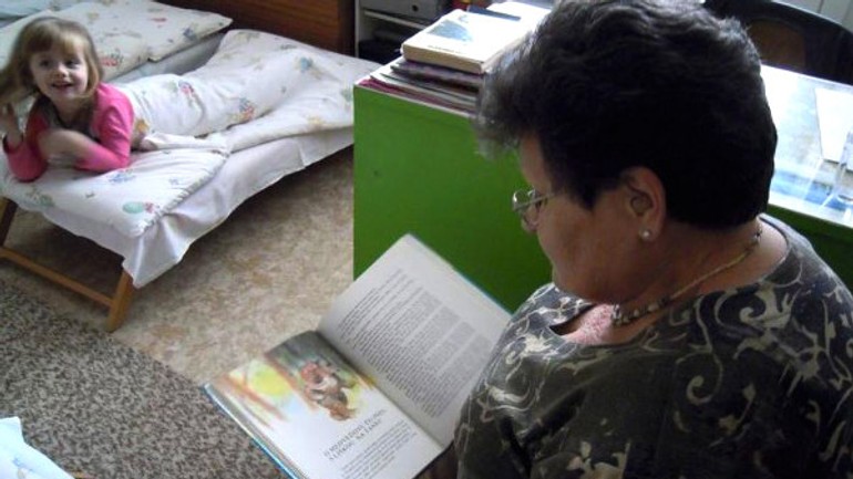 Seniori chodia deťom čítať rozprávky - seniori_citanie