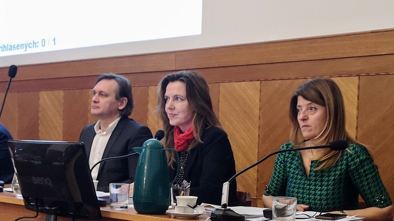 Aufrichtová a poslanci - dotácie