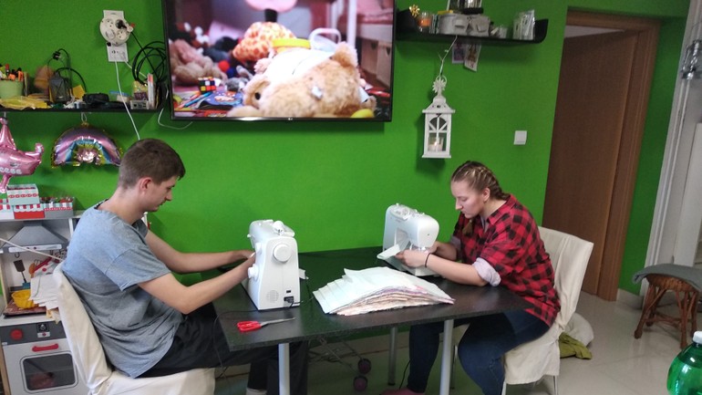 Žiaci CVČ a ZUŠ šijú rúška
