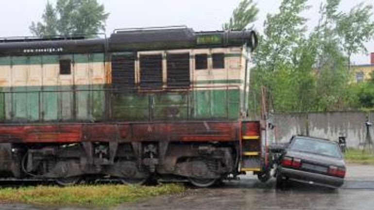 Záchranári zasiahli pri zrážke vlaku s autom - Zrazka1
