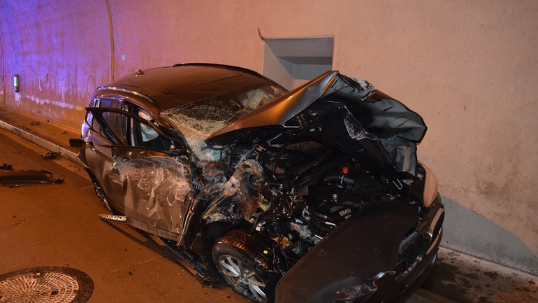 Takto dopadlo vozidlo BMW po náraze v tuneli