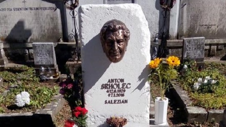 Kňazovi antonovi srholcovi pribudla busta na hrobe i nová socha - Srholec hrob