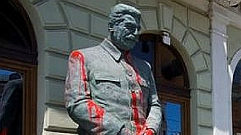 Národná galéria sa lúči s výstavou prerušená pieseň - Stalin