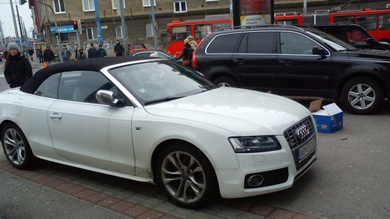 Chodci stále kľučkujú pomedzi autá - zahradnicka_auta