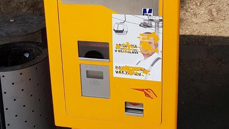 Automaty na lístky mhd sú oblepené plagátmi župana freša – on sa od nich dištancuje! - Freso1