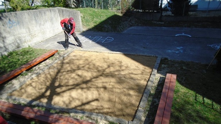 V karlovej vsi vymieňali piesok v škôlkach a čistili verejné priestranstvá - KVskolka1