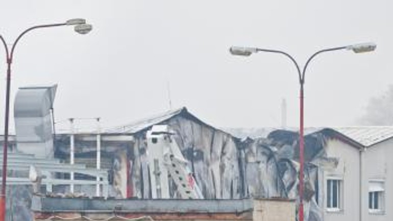 Hasiči zasahujú pri požiari troch skladov v prievoze - poziar_prievoz5