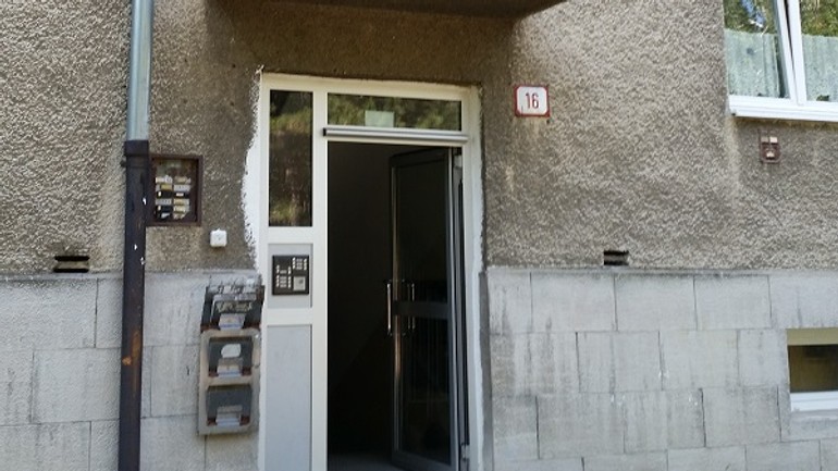 Dráma na chodbe ružinovskej bytovky. muž zhadzoval ženy zo schodov - obezna2