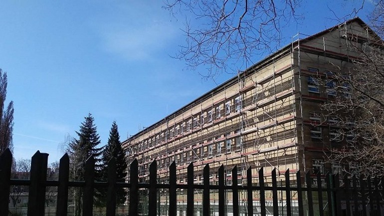 V ružinove začali zatepľovať základné školy - ZŠ Kulíškova zatepľovanie