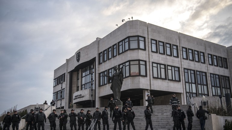 Policajti pred parlamentom