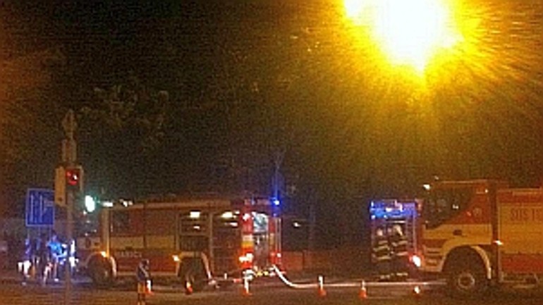 V reštaurácii umelka v noci horelo, hasiči evakuovali 90 ľudí - Umelka hasici